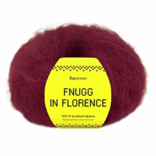 Fnugg i Florence er spunnet i 100 % børstet, naturlig alpakka – superlett, silkemykt og luftig som et fnugg. Her i fargen 965 bordeaux.