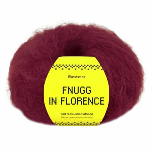 Fnugg i Florence er spunnet i 100 % børstet, naturlig alpakka – superlett, silkemykt og luftig som et fnugg. Her i fargen 965 bordeaux.