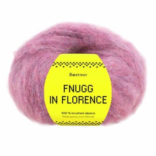 Fnugg i Florence er spunnet i 100 % børstet, naturlig alpakka – superlett, silkemykt og luftig som et fnugg. Her i fargen 967 wildberries.