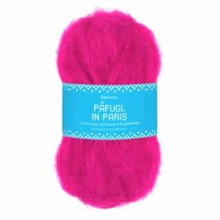 Nærbilde av Påfugl in Paris garn fra Bæstmor i fargen Pink 7946. Viser de lange, børstede mohairfibrene og garnets fyldige tekstur.