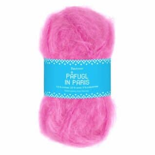 Nærbilde av Påfugl in Paris garn fra Bæstmor i fargen Fuchsia 7952. Viser de lange, børstede mohairfibrene og garnets fyldige tekstur.