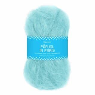 Nærbilde av Påfugl in Paris garn fra Bæstmor i fargen Caribbean Blue 7960. Viser de lange, børstede mohairfibrene og garnets fyldige tekstur.