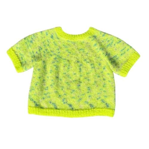 Produktbilde av en strikket topp ved navn Vitamin som selges som en strikkepakke som er designet i Bella og Bella Color by Permin. I tillegg til Jawoll fra Langyarns. Her i fargen lime.