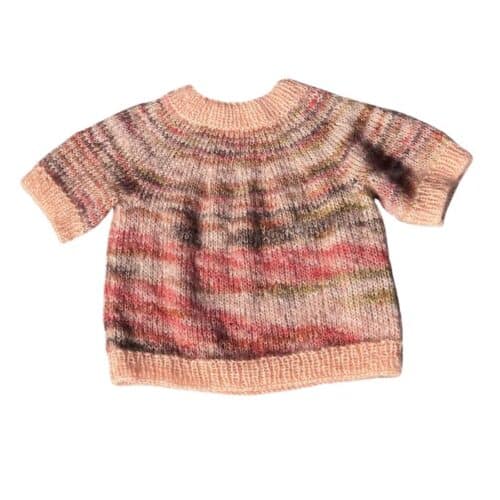 Produktbilde av en strikket topp ved navn Vitamin som selges som en strikkepakke som er designet i Bella og Bella Color by Permin. I tillegg til Jawoll fra Langyarns. Her i fargen pudder.