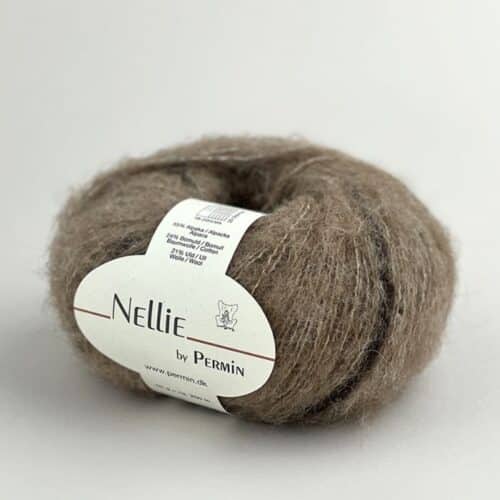 Fargeprøve av Permin Nellie, farge 882414 Kamel-brun