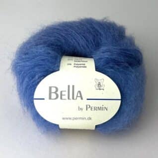 Bella fra Permin. Et lekkert mohairgarn som består av 75 % kid mohair, 20 % ull og 5% polyamid. Strikkefasthet: 14 m x 22 p på pinne 6. Leveres i 50 grams nøster som utgjør 145 meter. Her i fargen 883270 Chambray blå