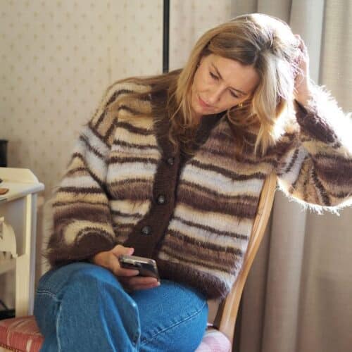 Produktbilde - modell sitter-front. Fuzzy Mista Cardigan designet av Tove Lindtein, strikket i Basta og Basta Mista fra Lana Grossa.