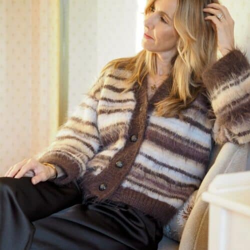 Produktbilde - modell sitter mot venstre. Fuzzy Mista Cardigan designet av Tove Lindtein, strikket i Basta og Basta Mista fra Lana Grossa.