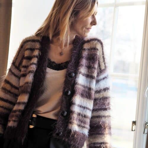 Produktbilde - modell mot høyre. Fuzzy Mista Cardigan designet av Tove Lindtein, strikket i Basta og Basta Mista fra Lana Grossa.