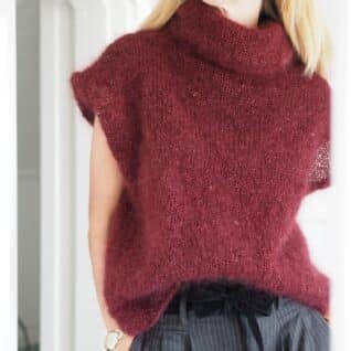 Produktbilde: Modell i front. Strikkepakke Bea vest designet av Tove Lindtein, strikket i Bellissima fra by Permin.