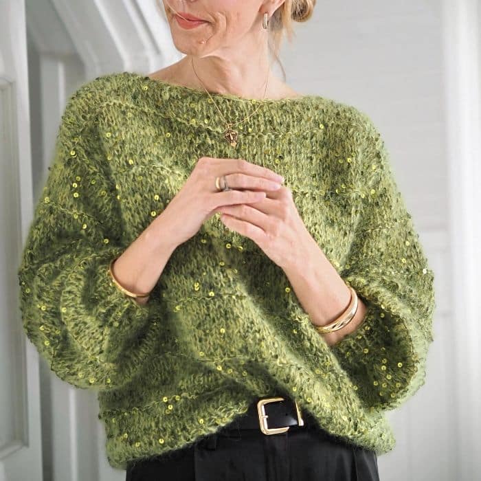 Produktbilde: Modell i front. Strikkepakke Holiday sweater designet av Tove Lindtein, strikket i Bella by Permin og Cosmo fra Lana Grossa.