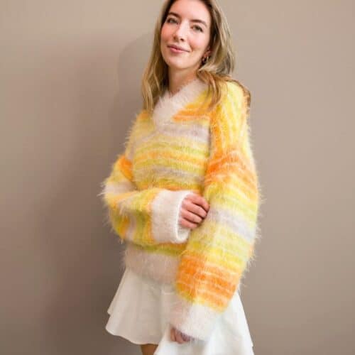 Produktbilde: Modell på skrå i front. Strikkepakke Fuzzy mista v-neck designet av Tove Lindtein, strikket i Basta og Basta Mista fra Lana Grossa.