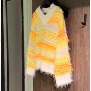 Produktbilde: Genser Fuzzy Mista V-neck henger på en henger. Strikkepakke Fuzzy mista v-neck designet av Tove Lindtein, strikket i Basta og Basta Mista fra Lana Grossa.