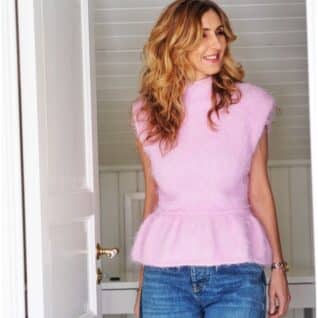 Produktbilde: Modell i front. Strikkepakke Fuzzy Peplum Basta designet av Tove Lindtein i Basta garn fra Lana Grossa.