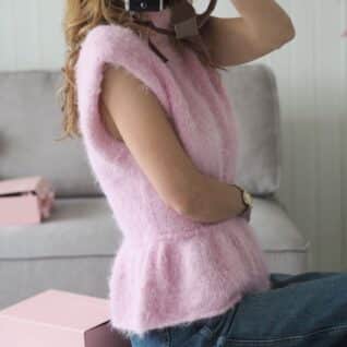 Produktbilde: Modell fra siden plagget fyller bildet. Strikkepakken Fuzzy Peplum er designet av Tove Lindtein i Basta garn fra Lana Grossa.