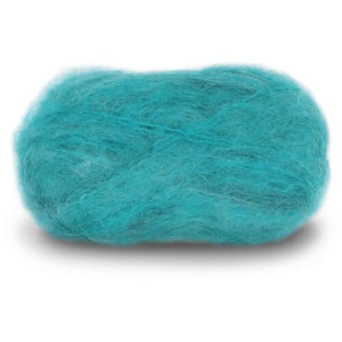 Nærbilde av Påfugl in Paris farge 7975 Tropical blue som viser de lange, børstede mohairfibrene og garnets elastiske struktur.