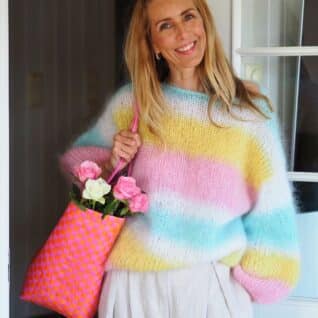 Lykkegenser strikkepakke fra Tove Lindtein, fargerik mohairgenser i striper med rosa, gul, mint og hvit.