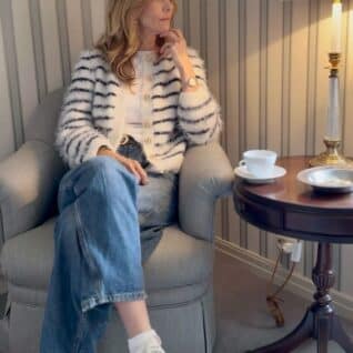 Fuzzy Classic Cardigan fra Tove Lindtein strikket i hvit og marineblå Basta fra Lana Grossa. Sitter og ser ut.