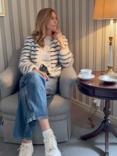 Fuzzy Classic Cardigan fra Tove Lindtein strikket i hvit og marineblå Basta fra Lana Grossa. Sitter og ser ut.