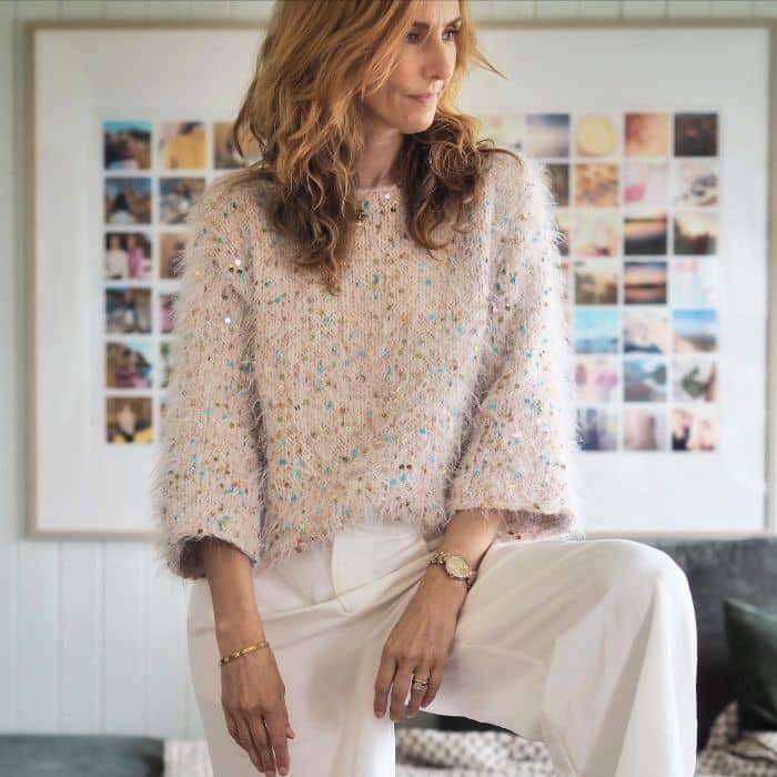Fuzzy Holiday sweater fra Tove Lindtein strikket i Basta, Cosmo og Brillino fra Lana Grossa. Modellen står mor frånt men ser mot høyre
